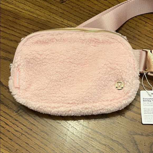 Lululemon Everywhere Fleece Belt Bag in Pink Mist with gold hardware, NWT - Picture 2 of 16